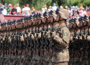 开云体育-钢铁丛林与爱琴海，当广东的铜墙铁壁遇见密尔沃基的海啸