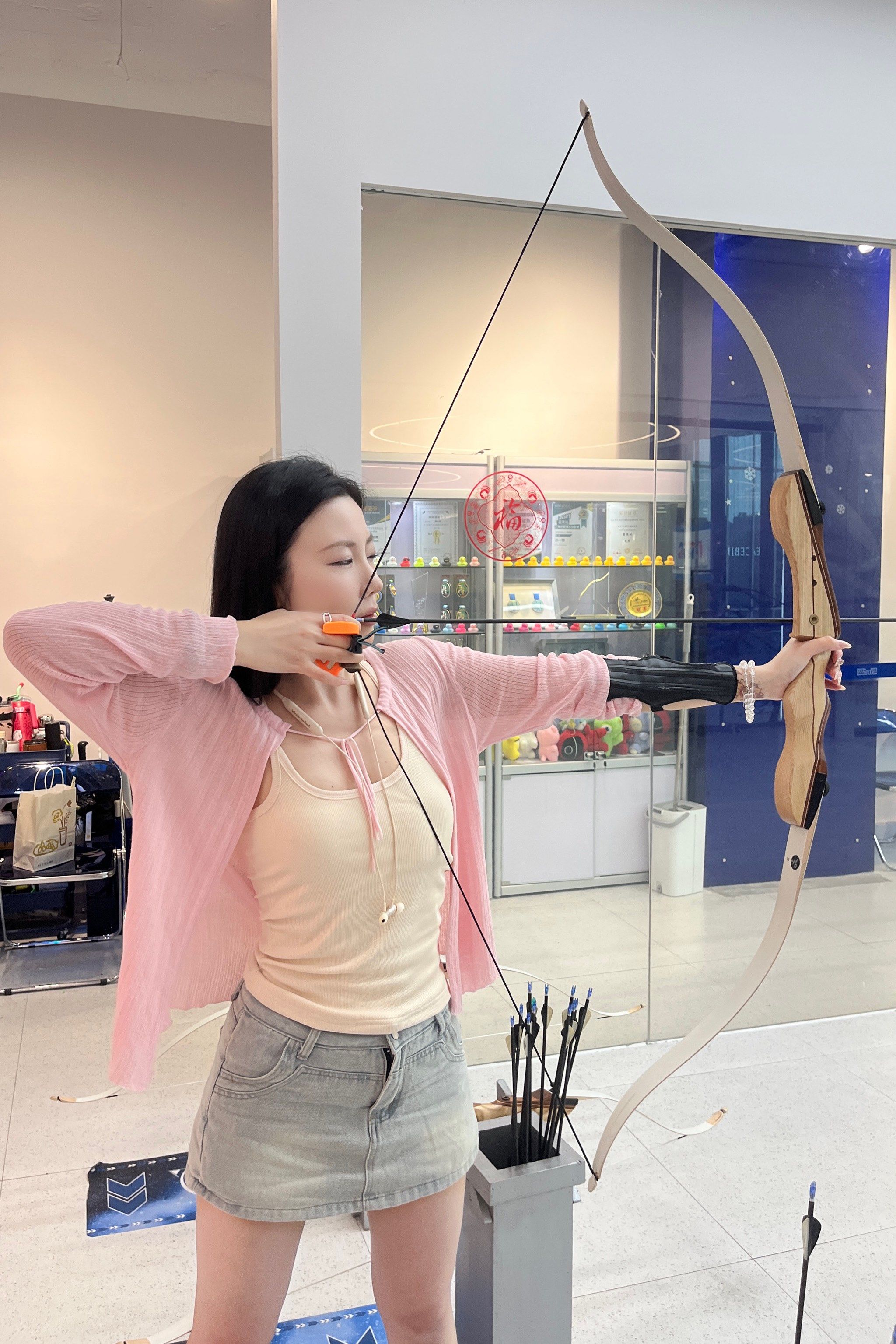 射箭选手操刀稳准，稳夺冠军