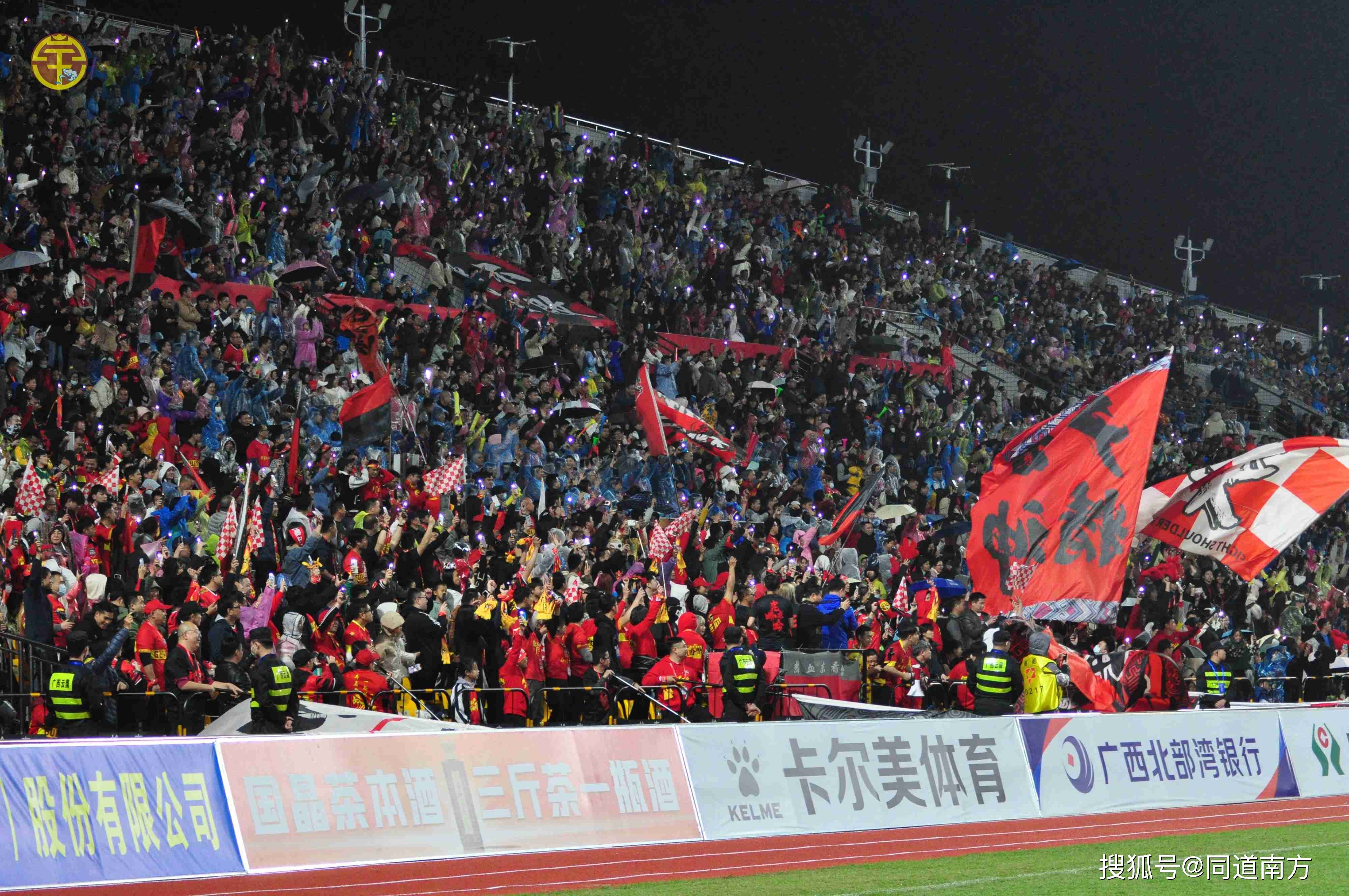 足球赛场上发生精彩一幕,引发球迷热议的简单介绍 足球赛场上发生精彩一幕,引发球迷热议的简单介绍