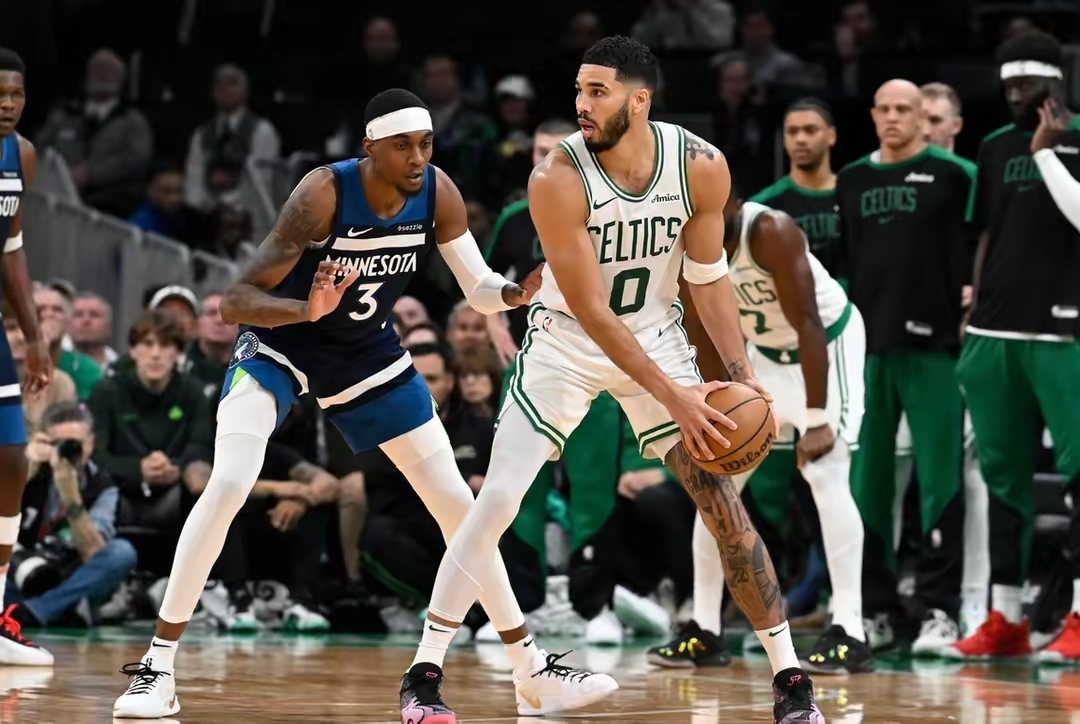 凯尔特人力克雄鹿,塔图姆点燃赛场 凯尔特人力克雄鹿,塔图姆点燃赛场