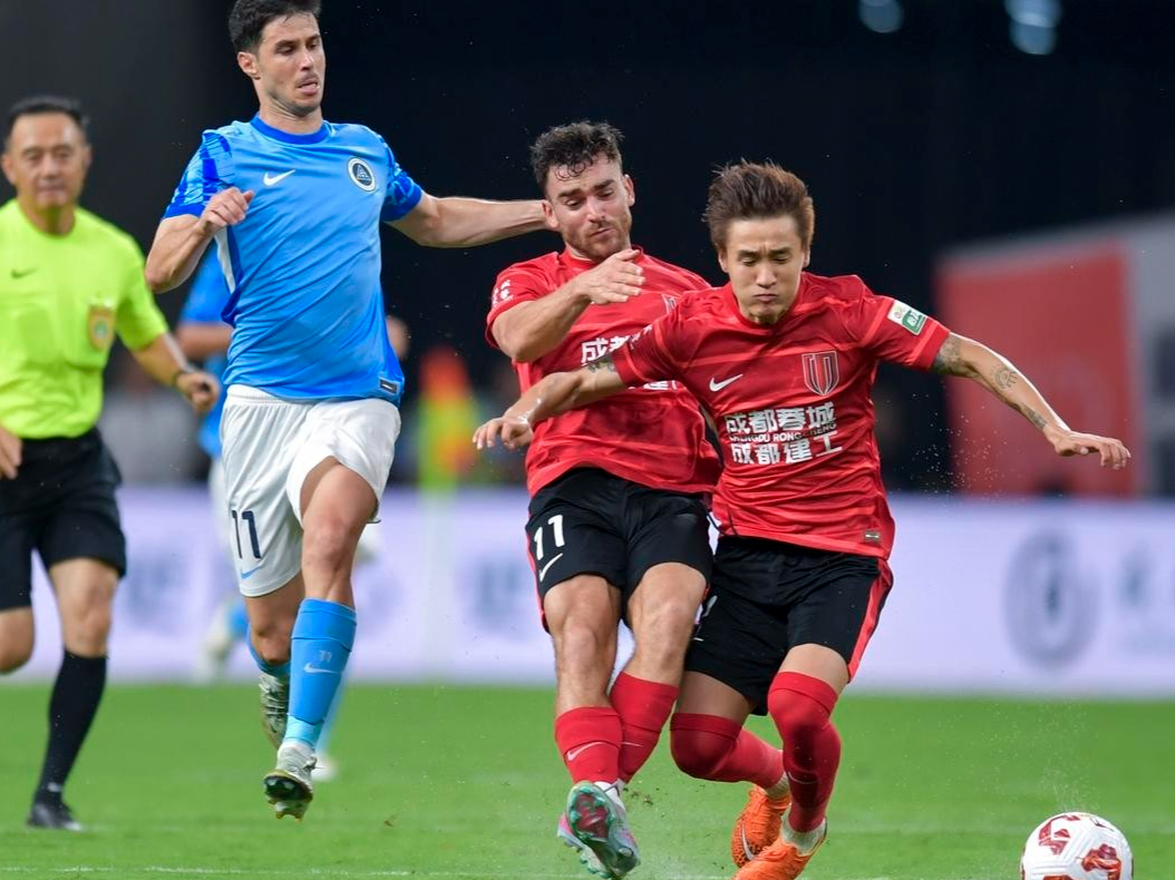 足球赛场上的角逐即将揭晓胜负 足球赛场上的角逐即将揭晓胜负