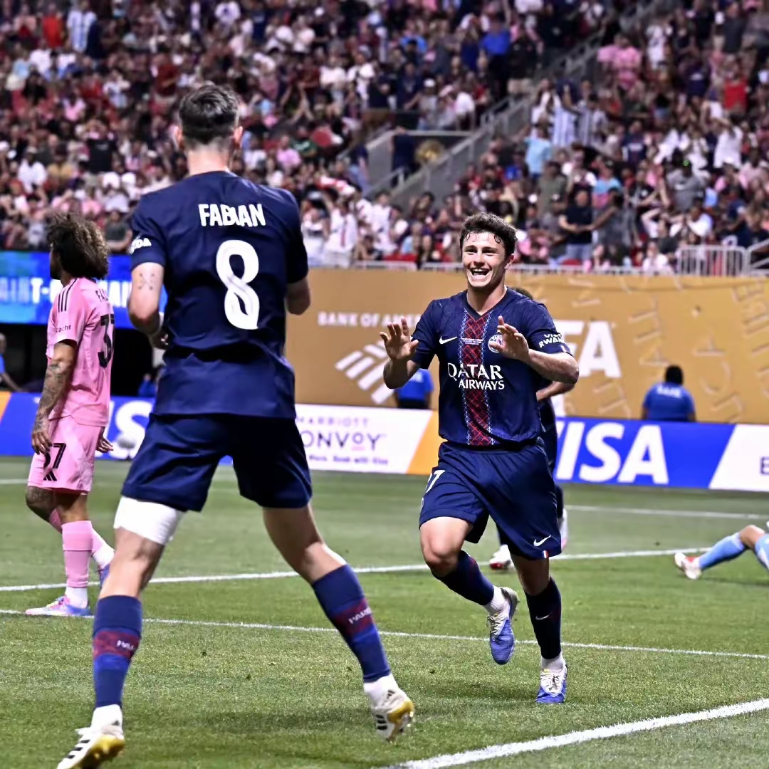 足球赛场上的角逐即将揭晓胜负 足球赛场上的角逐即将揭晓胜负