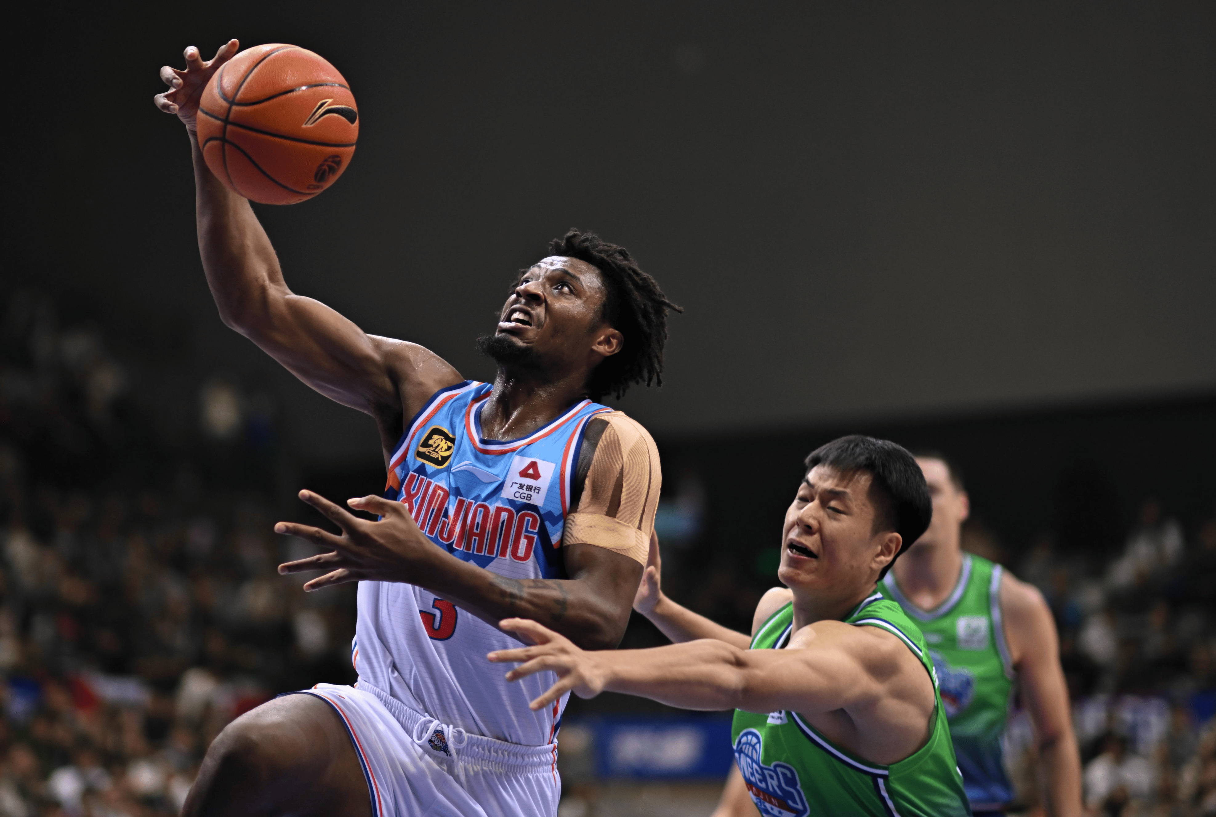 太阳险胜新疆队,王哲林状态火热 太阳险胜新疆队,王哲林状态火热