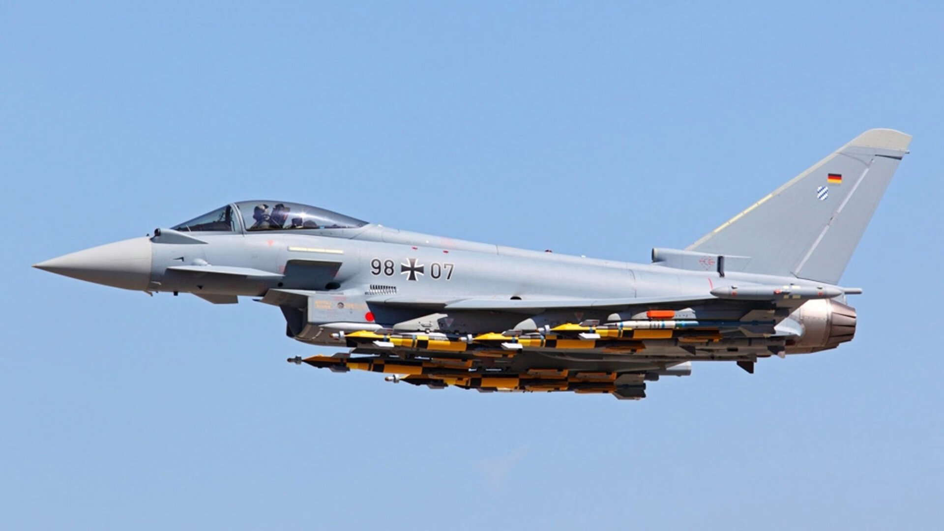 时间裂缝中的猛兽，当本泽马在末节接管一场哥斯达黎加对阵拜仁的足球赛