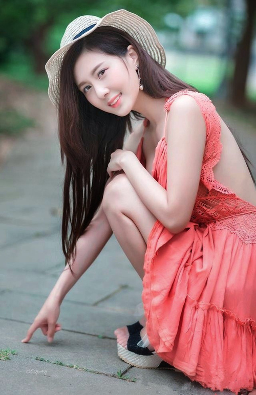 这是一篇为您定制的、充满戏剧张力和唯一性的世界杯小组赛叙事文章